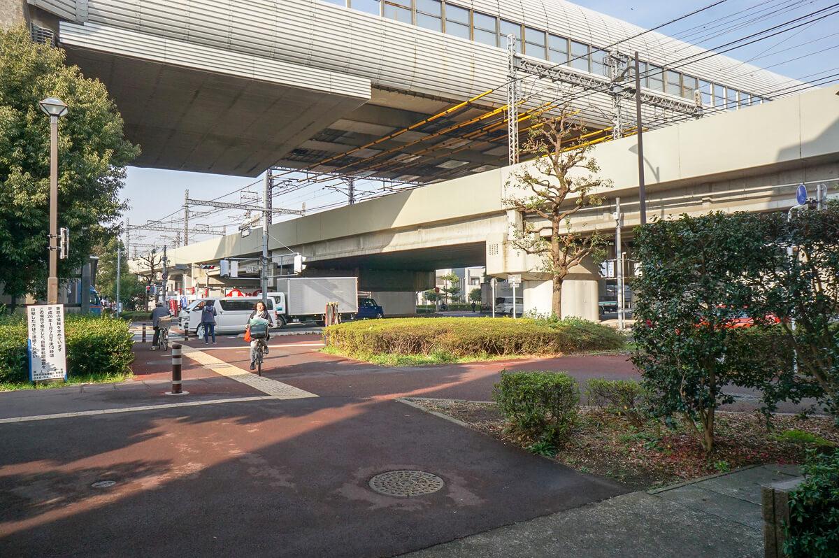建物の入り口から。正面が交差点です