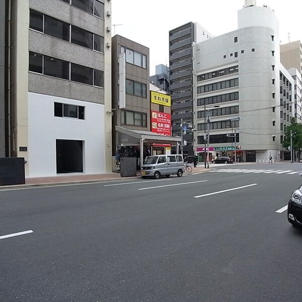 前面道路は4車線の一方通行