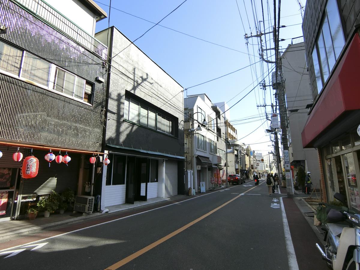 人通り多く、ほっこりする通り沿い