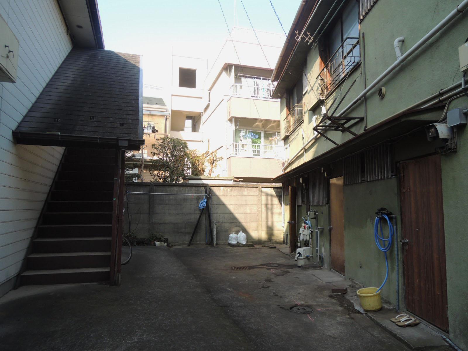 右奥が該当区画。裏口を出るとさらにアパートです。