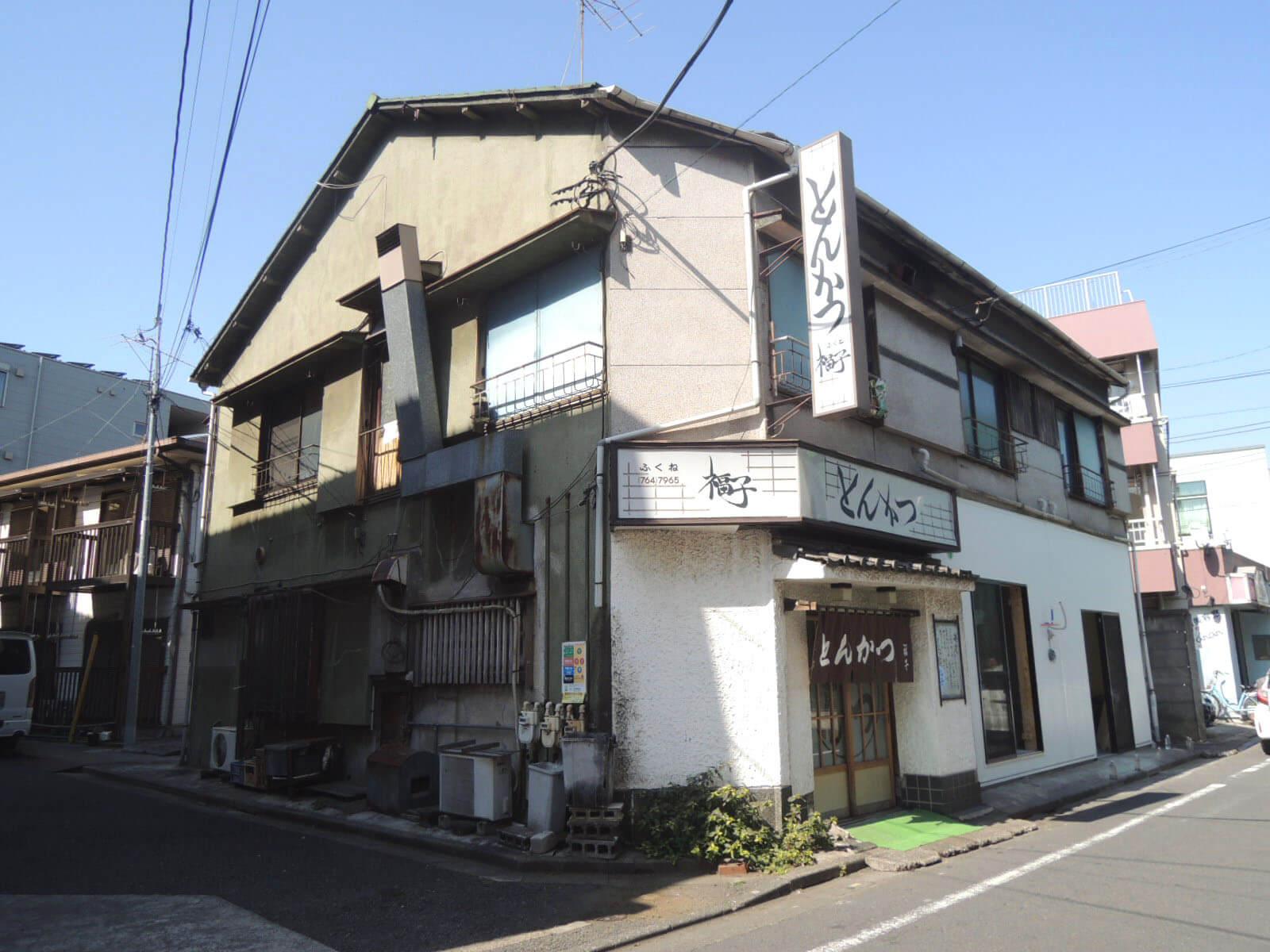 商店街をちょっとだけ外れた場所で出会えた、昭和風情のかわいらしさ。