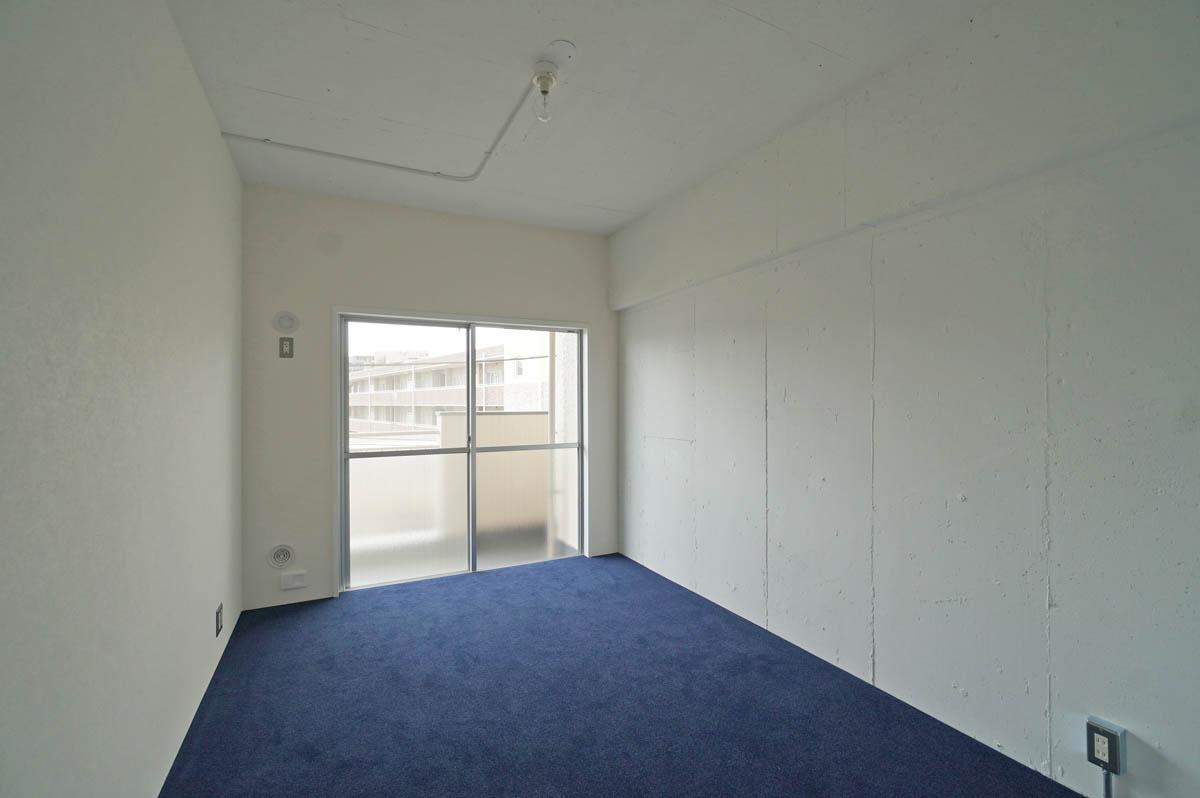 バルコニーに面したRoom2の床はカーペット
