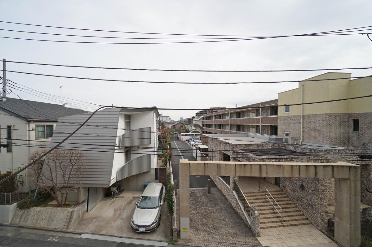 リビング正面は低層住宅街ならではの抜け感ある眺め