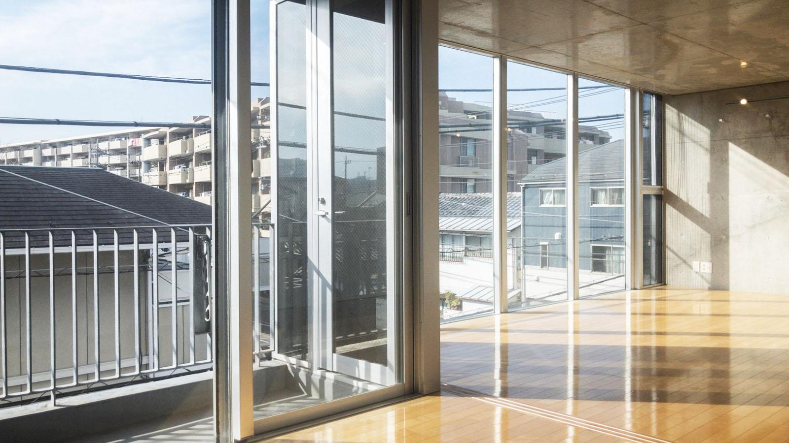 東側に向かって開かれた設計で、とても開放的