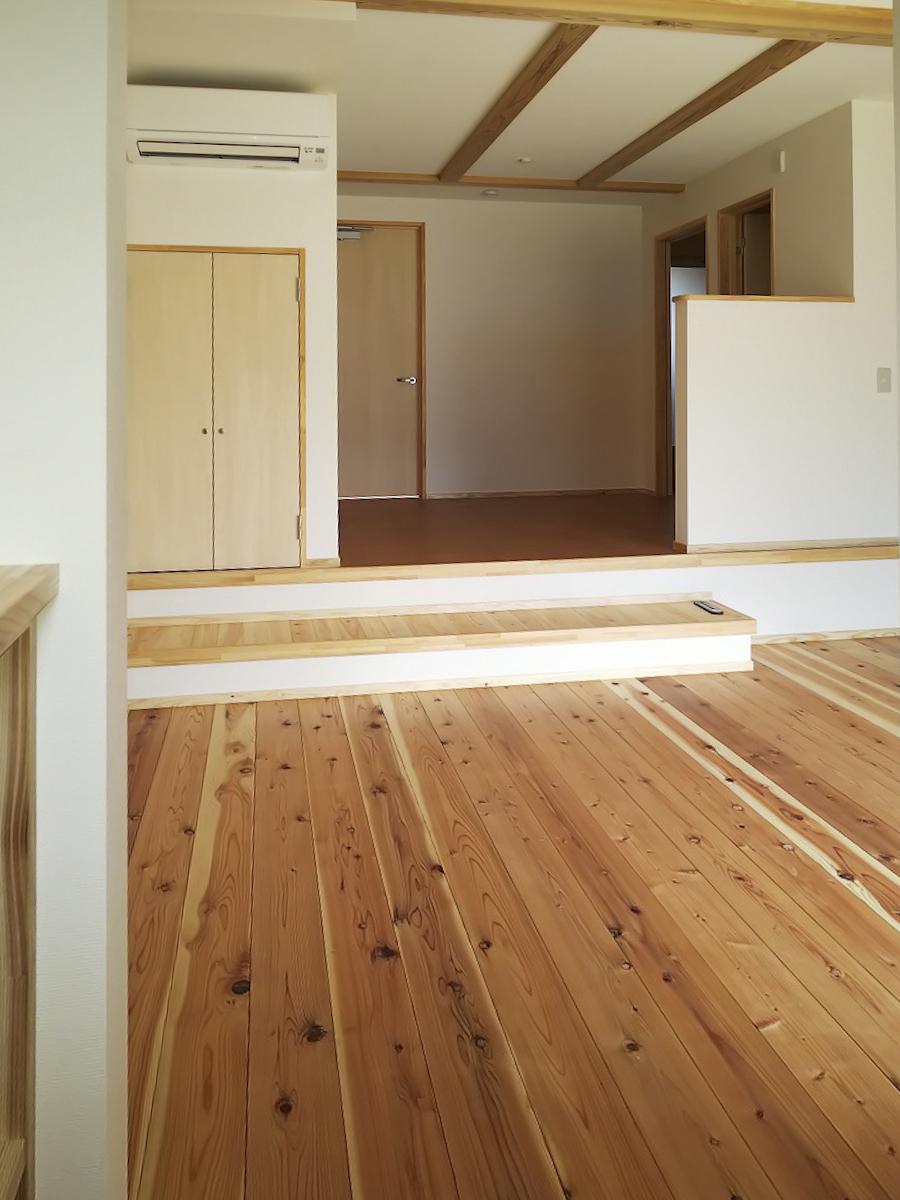 足立区六町の賃貸物件/玄関から、リビング奥へのアングル