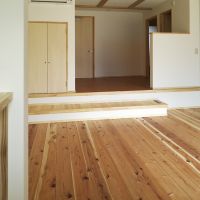 足立区六町の賃貸物件/玄関から、リビング奥へのアングル