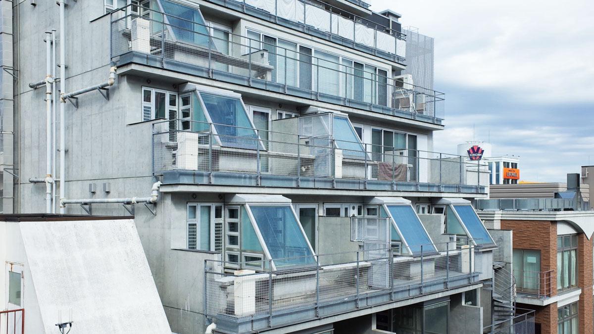 神奈川県相模原市南区相模大野の賃貸物件/段々の外観に、三角に飛び出たガラス張りのバスルームが印象的