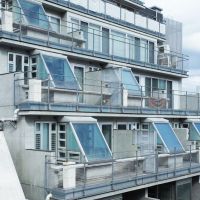 神奈川県相模原市南区相模大野の賃貸物件/段々の外観に、三角に飛び出たガラス張りのバスルームが印象的