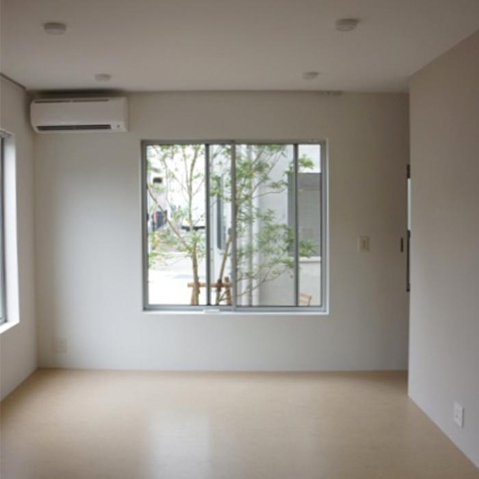 横浜市保土ヶ谷区西谷町の賃貸物件/隣の部屋とは間隔があり、窓からは風と緑を取り込めます。