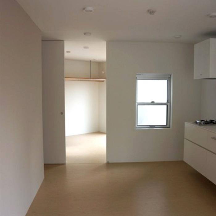 横浜市保土ヶ谷区西谷町の賃貸物件/手前の部屋と奥の部屋、少しずつ傾きが変わっているの分かりますか？