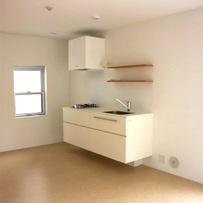 横浜市保土ヶ谷区西谷町の賃貸物件/キッチン横にも窓があり、風と光がはいる明るいリビング。