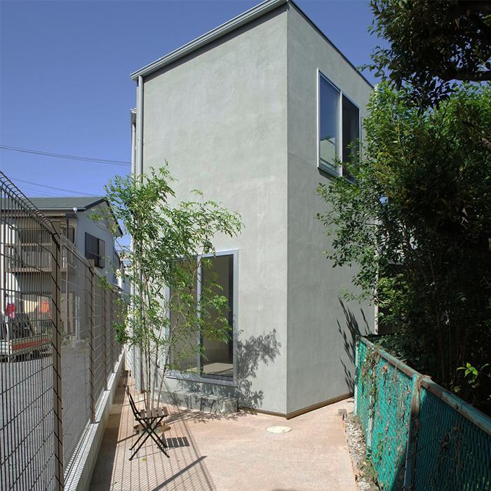 横浜市保土ヶ谷区西谷町の賃貸物件/専用庭はコンパクト。公園と隣接しています。