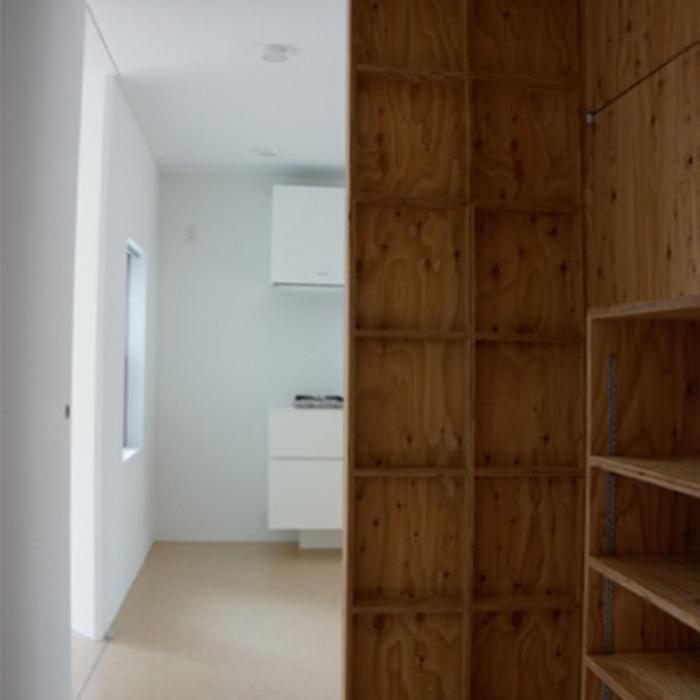 横浜市保土ヶ谷区西谷町の賃貸物件/玄関まわりは合板でつくられた棚、室内は白を基調にしているので、コントラストがおしゃれな感じ。