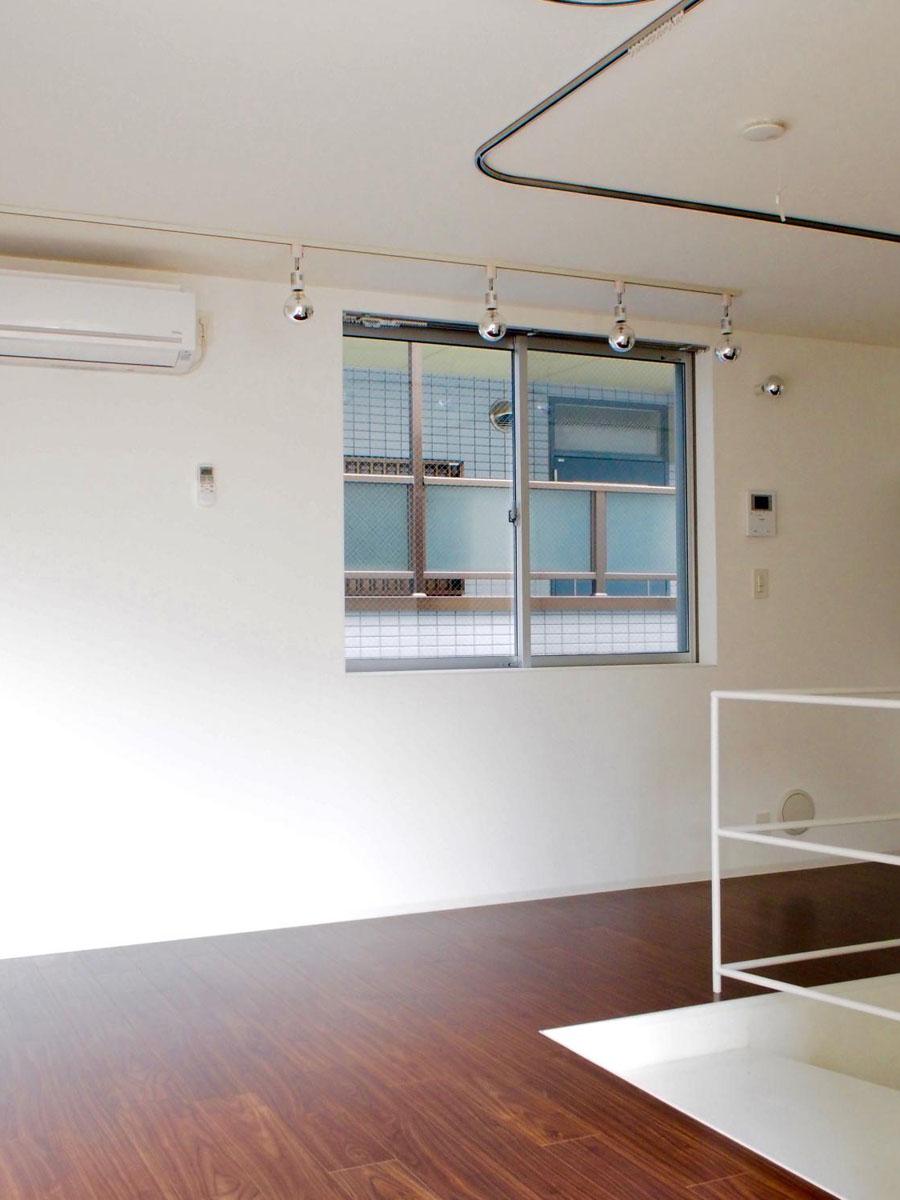 天井にはカーテンレールが付いているので、空間を区切ることもできます