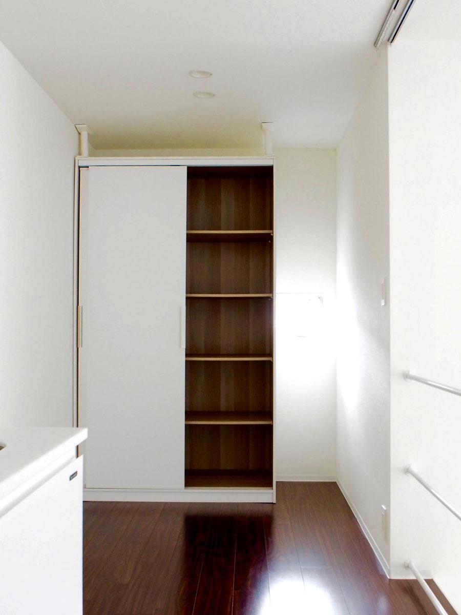 キッチン側の奥には収納があります