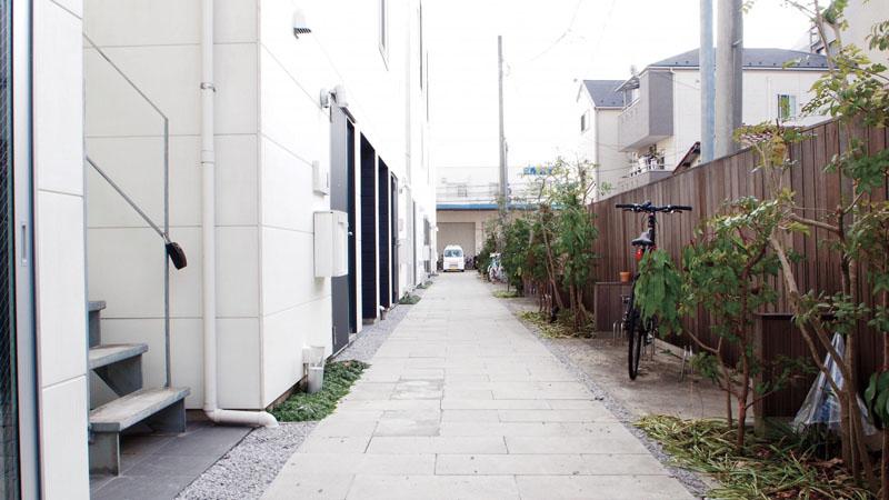玄関前の通路は広め