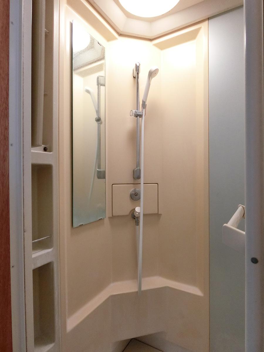 2階のトイレにはシャワールームが増設されている