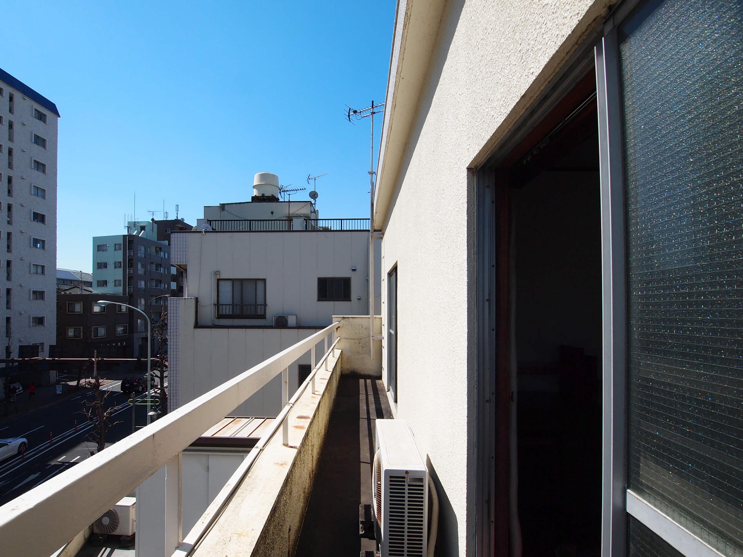 【4階バルコニー】幅は狭め