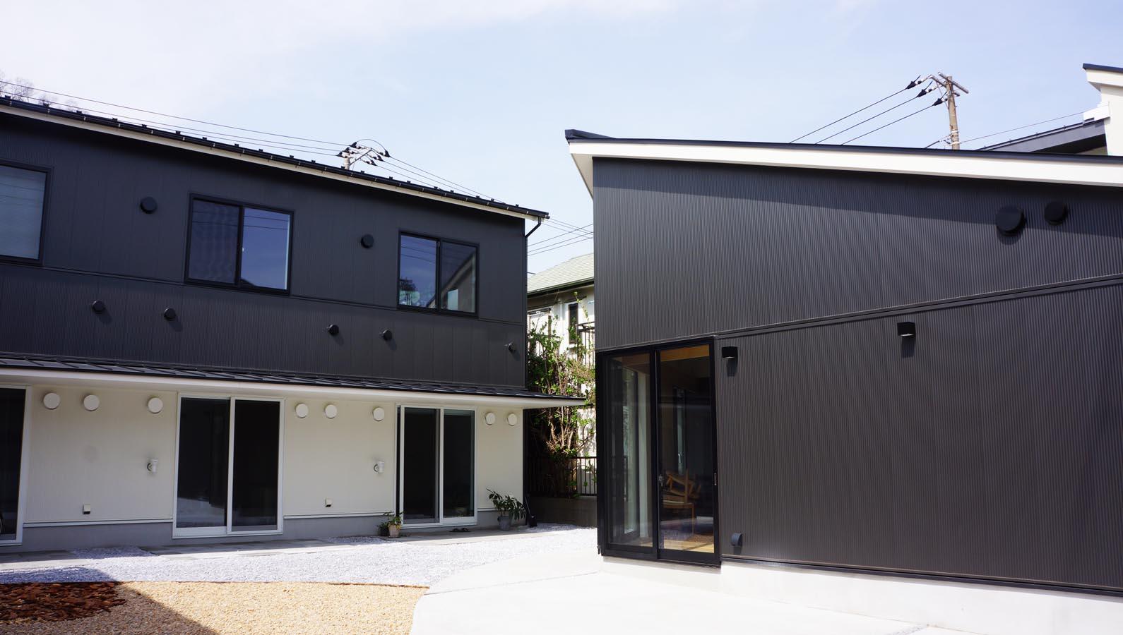 横浜市金沢区釜利谷東の賃貸物件/右手がラウンジで奥がアパートメント。外構もキレイに整えられています