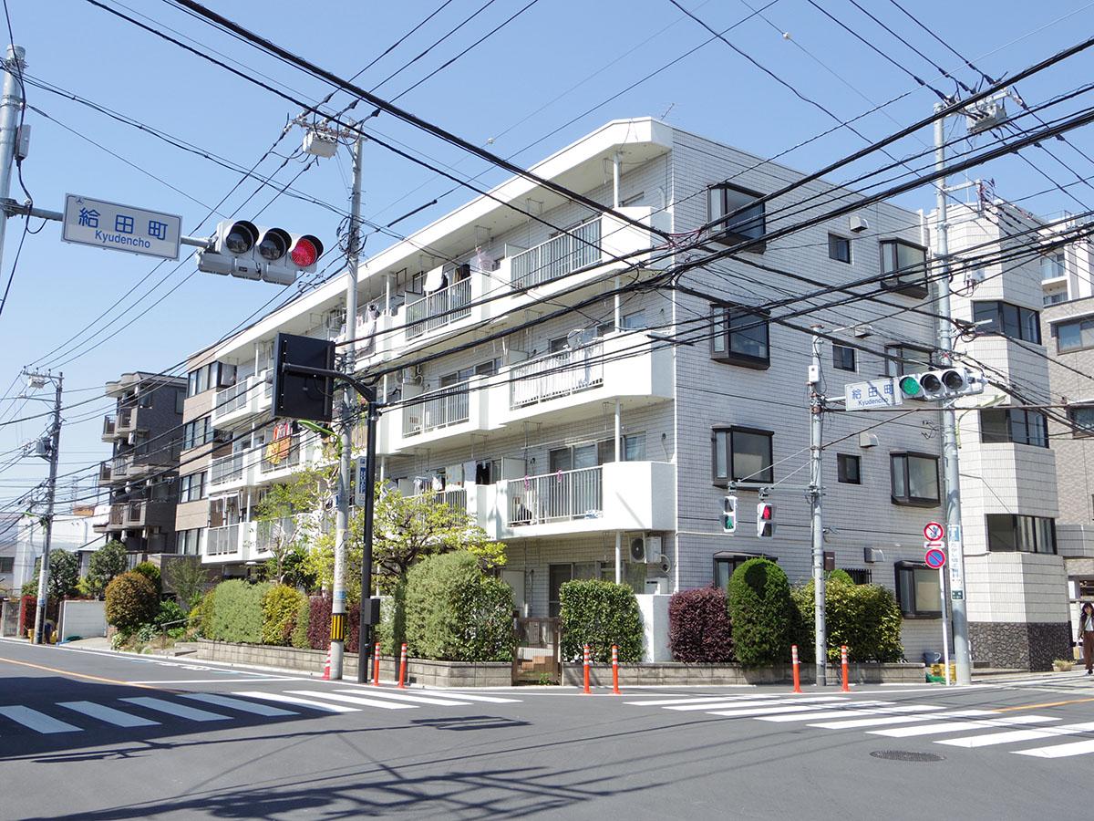 目の前の車道は片側一車線の道路ですが、それなりに車が通ります。ある程度音に抵抗がない方におすすめ