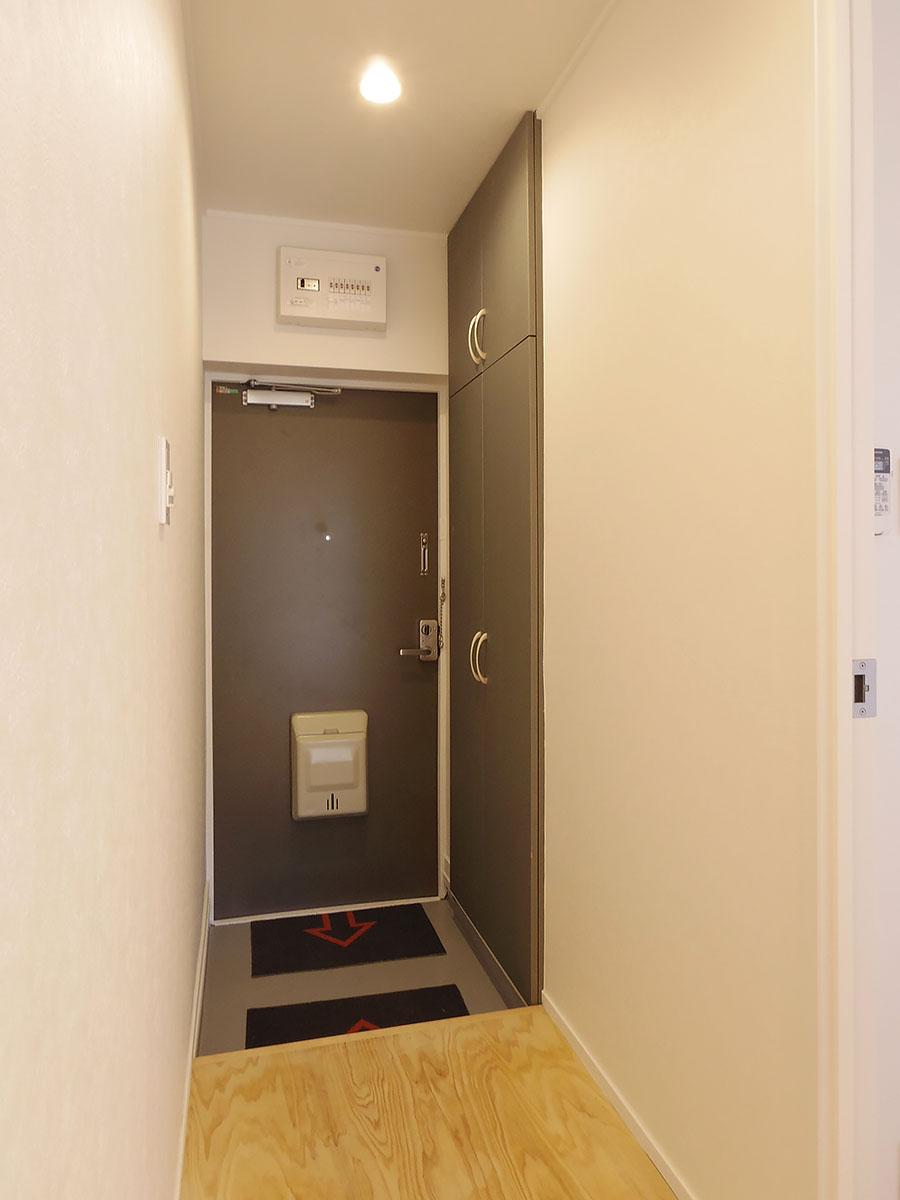 玄関。天井までの高さの靴箱付き