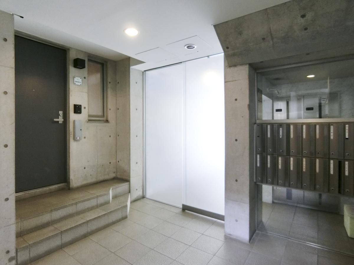中央はエントランスの自動扉。左の扉が今回の区画です