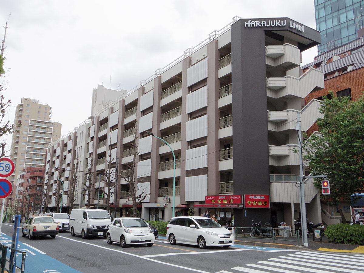 渋谷区神宮前の賃貸物件/千駄ヶ谷小学校の交差点に立つ建物。古い建物ですが、耐震補強工事済みです