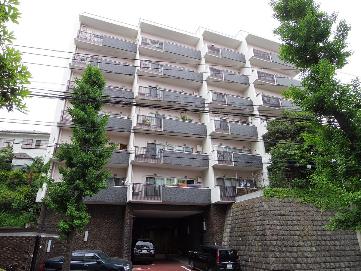 タイル張りのレトロマンション。雁行した外観にもグッときます