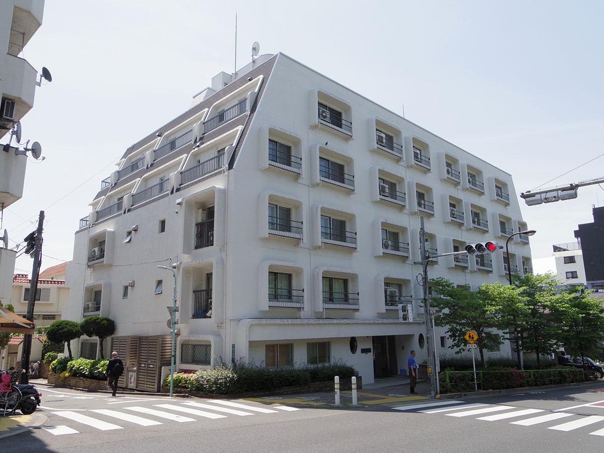 外観もかわいらしいレトロマンション。立地が素晴らしい!
