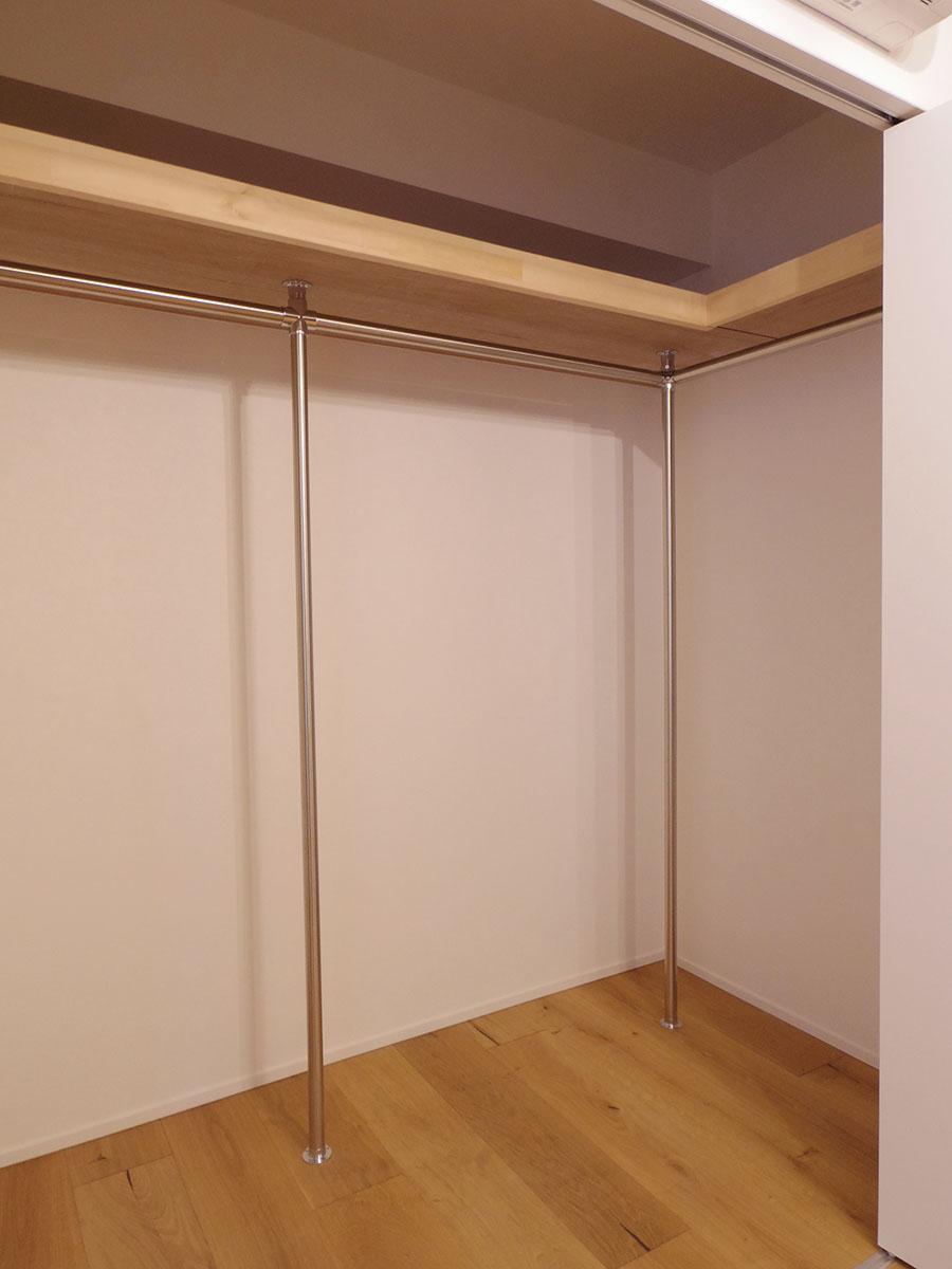 bedroom(1)のウォークインクローゼット。天井いっぱいまで荷物が入ります