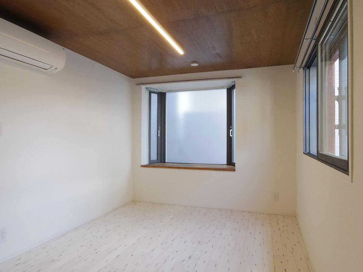 bedroom(2)。床はフロアタイル、天井は板張り