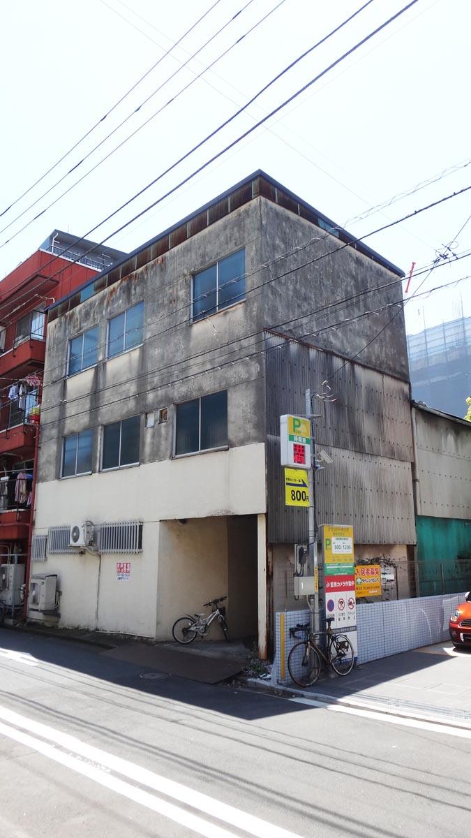 外観は年季が入っていて、ベージュ色の外壁の一部は黒くくすんでいます