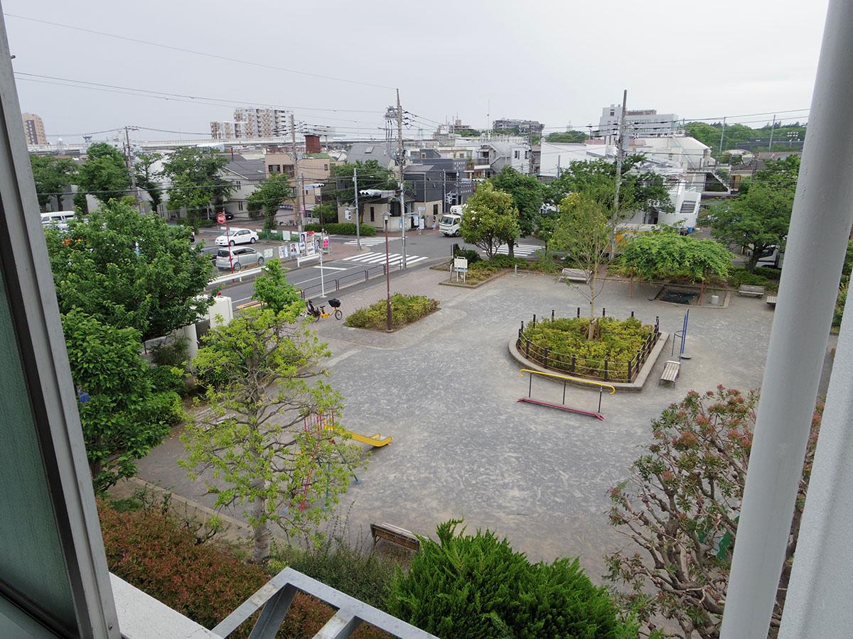 約6.5畳の洋室からは裏手の公園が見えます