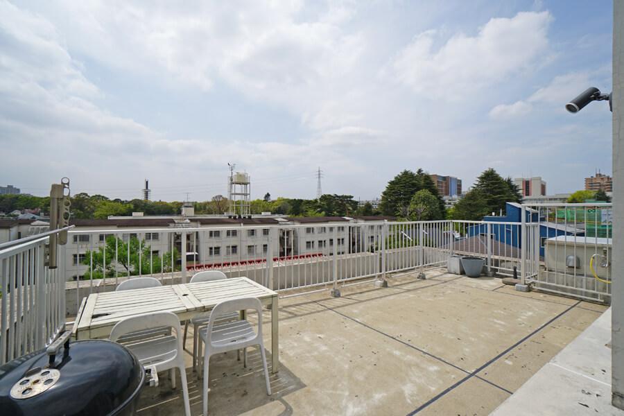 屋上。写真奥の緑が駒沢公園。風が良く抜けます