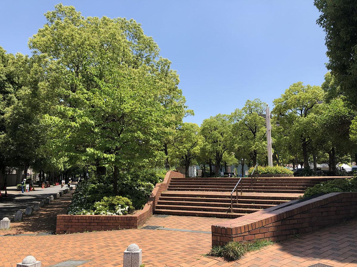 徒歩3分ほどのところにはアメリカ橋公園。信号を渡れば恵比寿ガーデンプレイス。立地がすごい