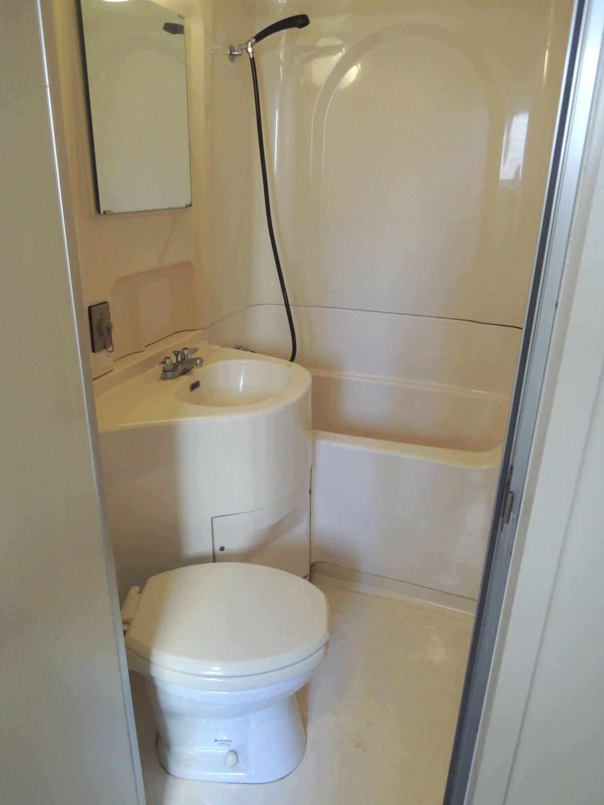 トイレは3点ユニットでお許しを。