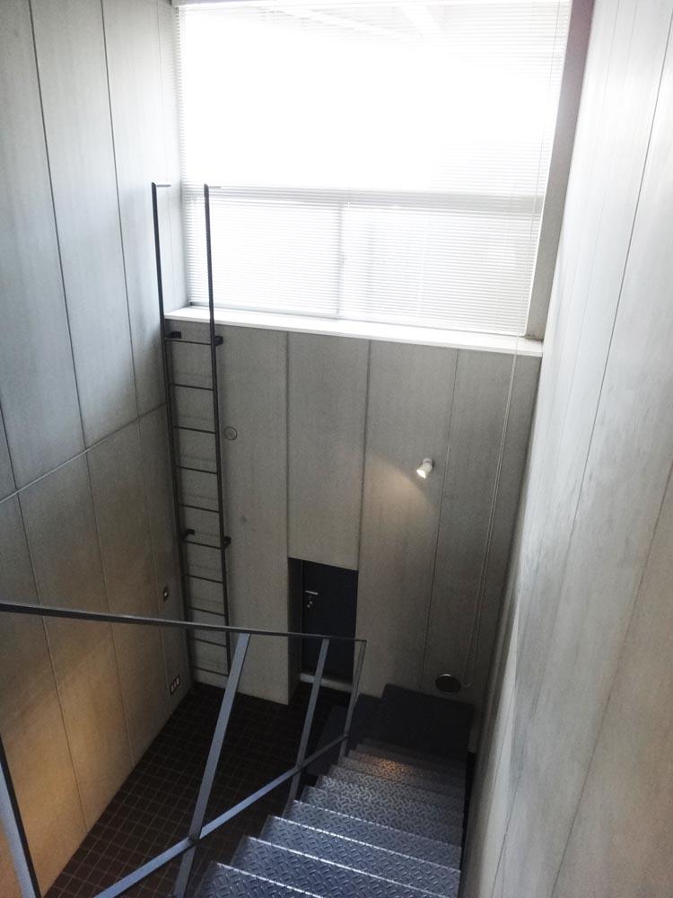 横浜市青葉区青葉台の賃貸物件/上から見下ろしても、吹き抜けと開口部の迫力があります