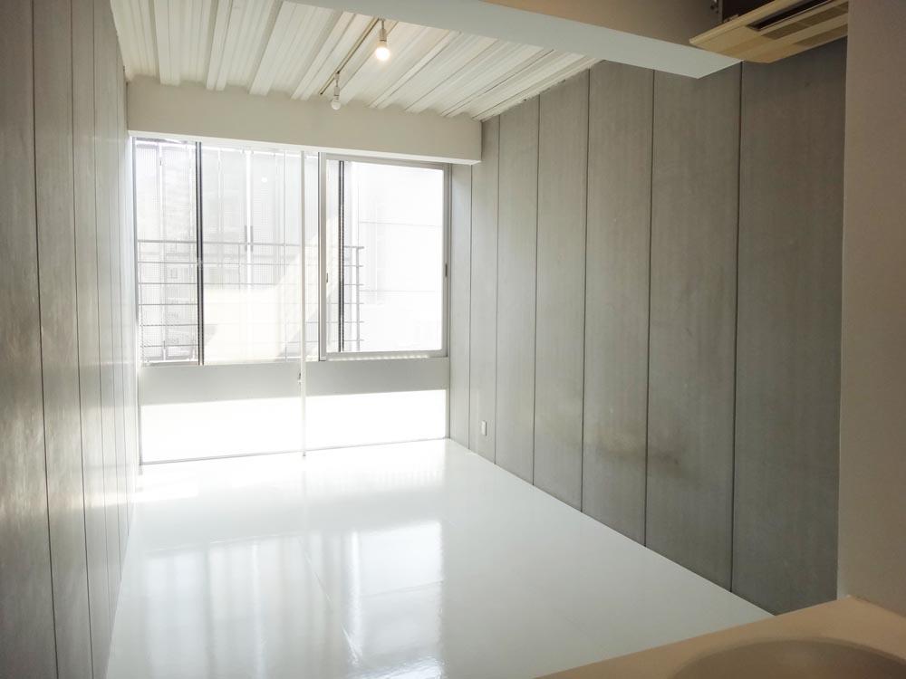 横浜市青葉区青葉台の賃貸物件/南西向き、壁一面に窓があって明るい