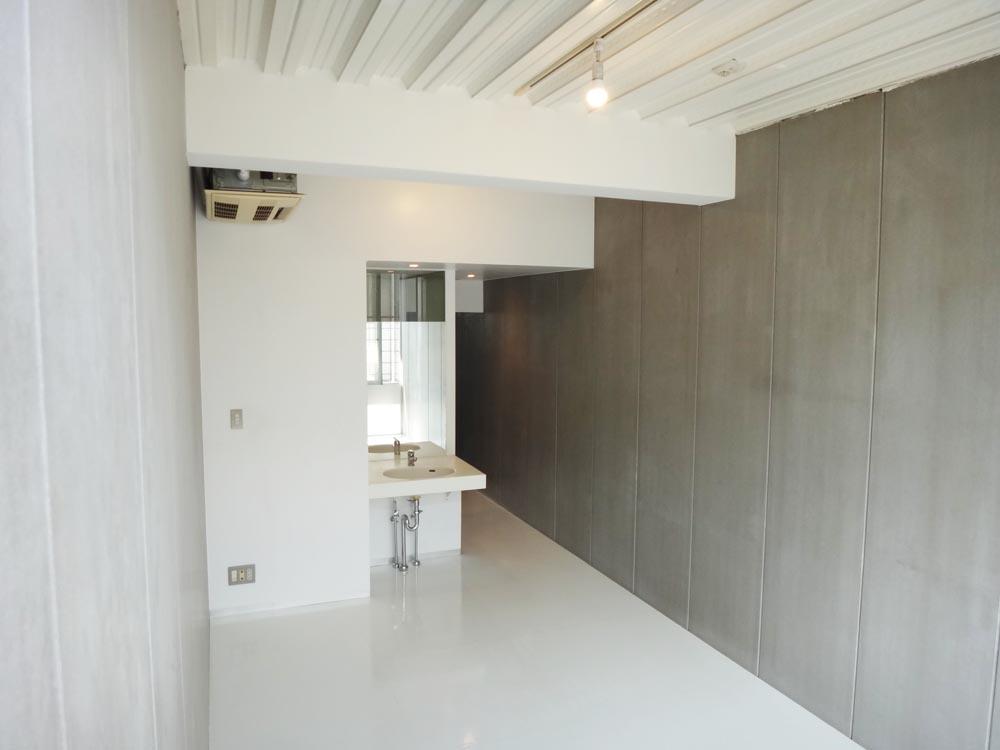 横浜市青葉区青葉台の賃貸物件/天井高は高め、白く塗装された鉄骨のリブが良い感じ