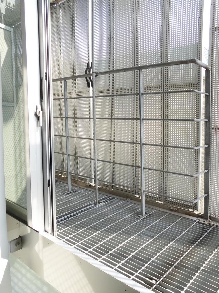 横浜市青葉区青葉台の賃貸物件/バルコニーの床はグレーチング