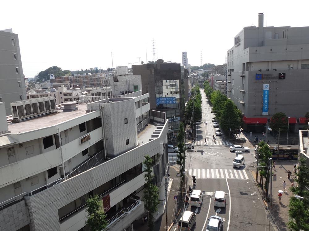 横浜市青葉区青葉台の賃貸物件/バルコニーからの景色。並木道や駅前のビルが見えます