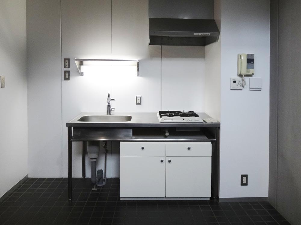 横浜市青葉区青葉台の賃貸物件/ステンレスのキッチンは収納や棚もしっかりあります