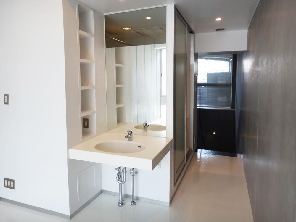 横浜市青葉区青葉台の賃貸物件/洗面は洋室の一角にあります