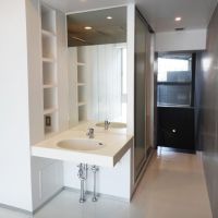 横浜市青葉区青葉台の賃貸物件/洗面は洋室の一角にあります