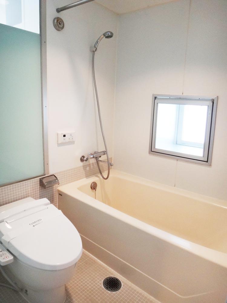 横浜市青葉区青葉台の賃貸物件/モザイクタイルの浴室は浴槽・トイレが一緒の空間