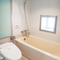 横浜市青葉区青葉台の賃貸物件/モザイクタイルの浴室は浴槽・トイレが一緒の空間