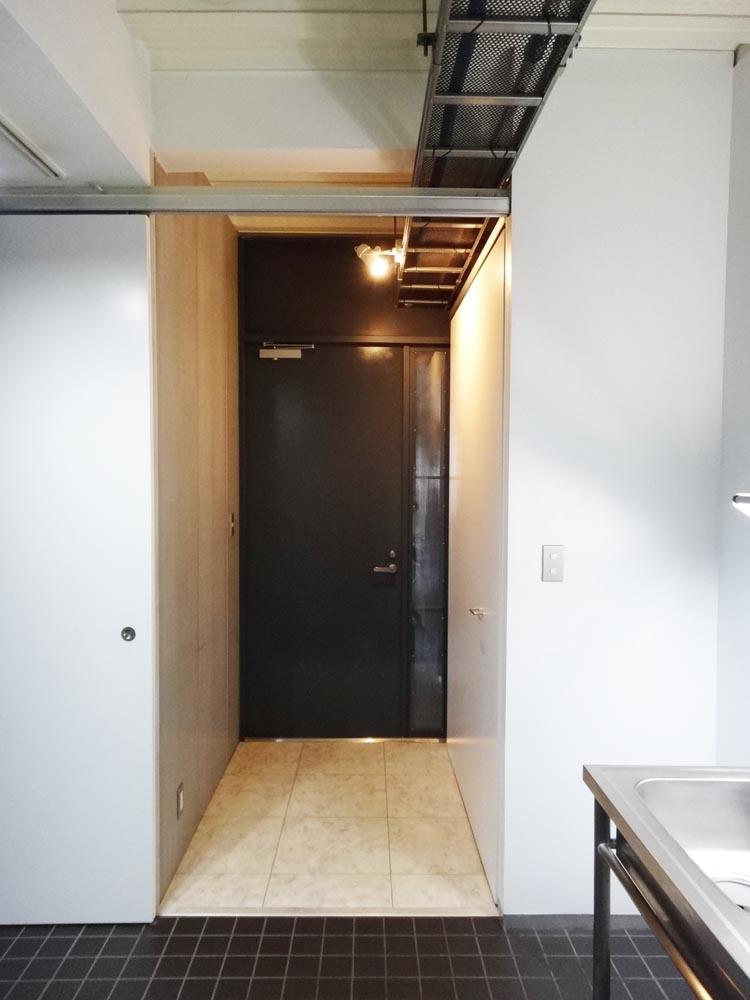 横浜市青葉区青葉台の賃貸物件/玄関は広めでフラットな仕様で、横には収納と洗濯機スペースが隠されています