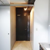 横浜市青葉区青葉台の賃貸物件/玄関は広めでフラットな仕様で、横には収納と洗濯機スペースが隠されています