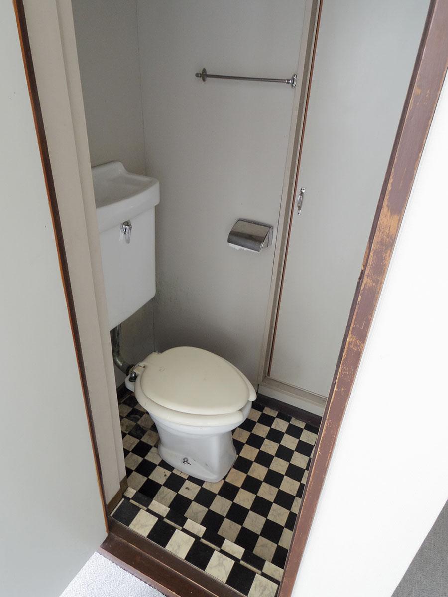 トイレはかなり古めかしく狭い
