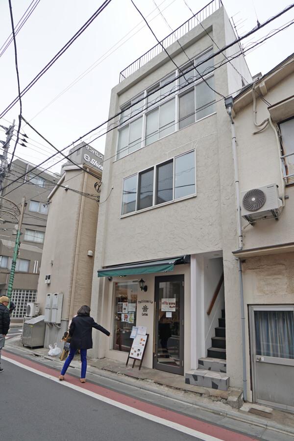 外観。小ぶりでシンプルなビル